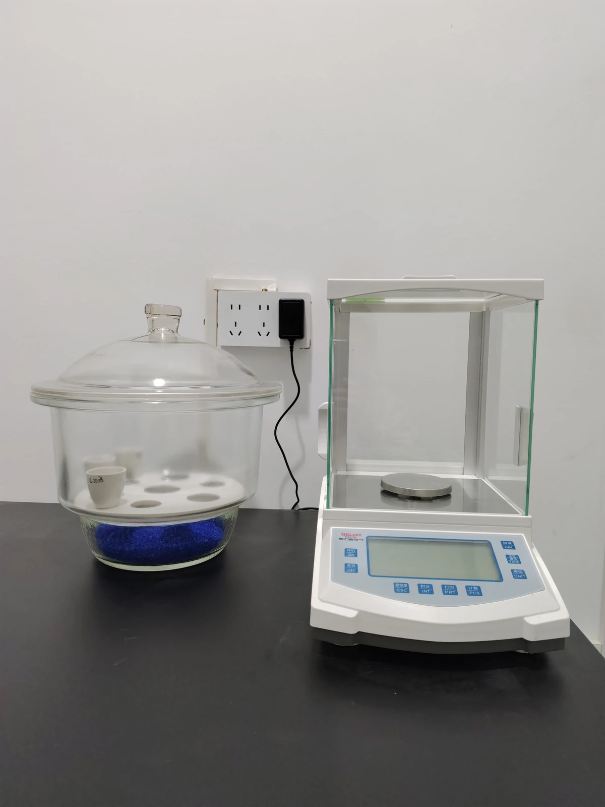 化验室分析天平与干燥器实拍